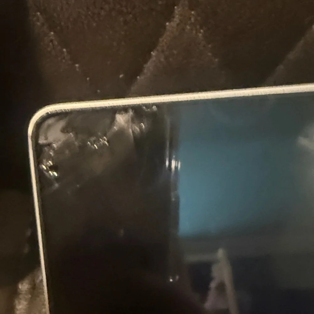 USED HP LAPTOP WITH SMALL CRACK